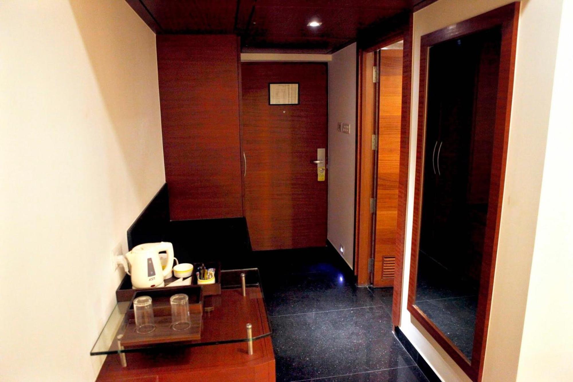 Lemon Tree Hotel Shimona Chennai Exterior photo